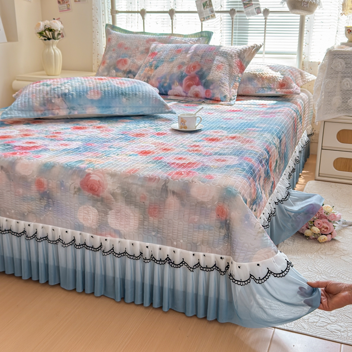 91家纺网 家纺一手货源 找家纺 鑫利来家纺 2026新款凉感丝小冰皮软凉席三件套蕾丝花边床裙款养生空调席子三件套单凉席 陌上玫瑰