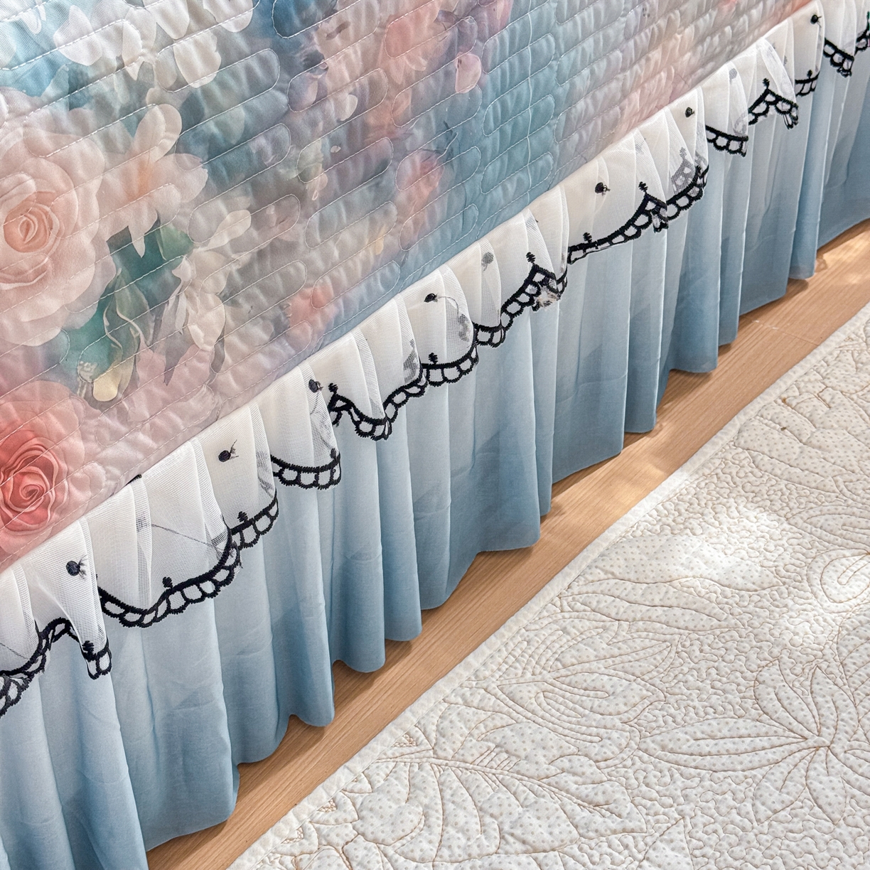 91家纺网 家纺一手货源 找家纺 鑫利来家纺 2026新款凉感丝小冰皮软凉席三件套蕾丝花边床裙款养生空调席子三件套单凉席 陌上玫瑰