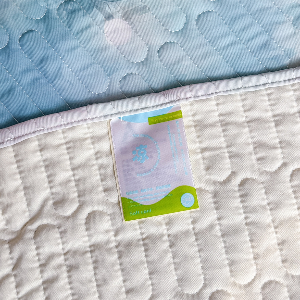 91家纺网 家纺一手货源 找家纺 鑫利来家纺 2026新款凉感丝小冰皮软凉席三件套蕾丝花边床裙款养生空调席子三件套单凉席 陌上玫瑰