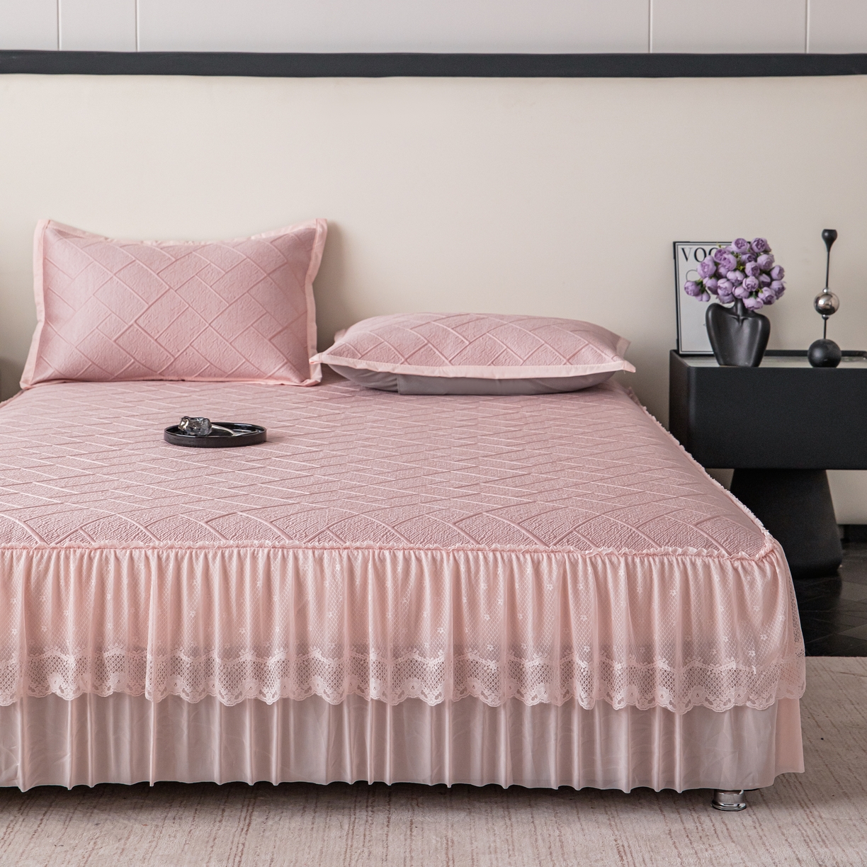 91家纺网 家纺一手货源 找家纺 栩裕纺织 2026新款清纱菱纹床裙款豆豆席凉席 樱花粉