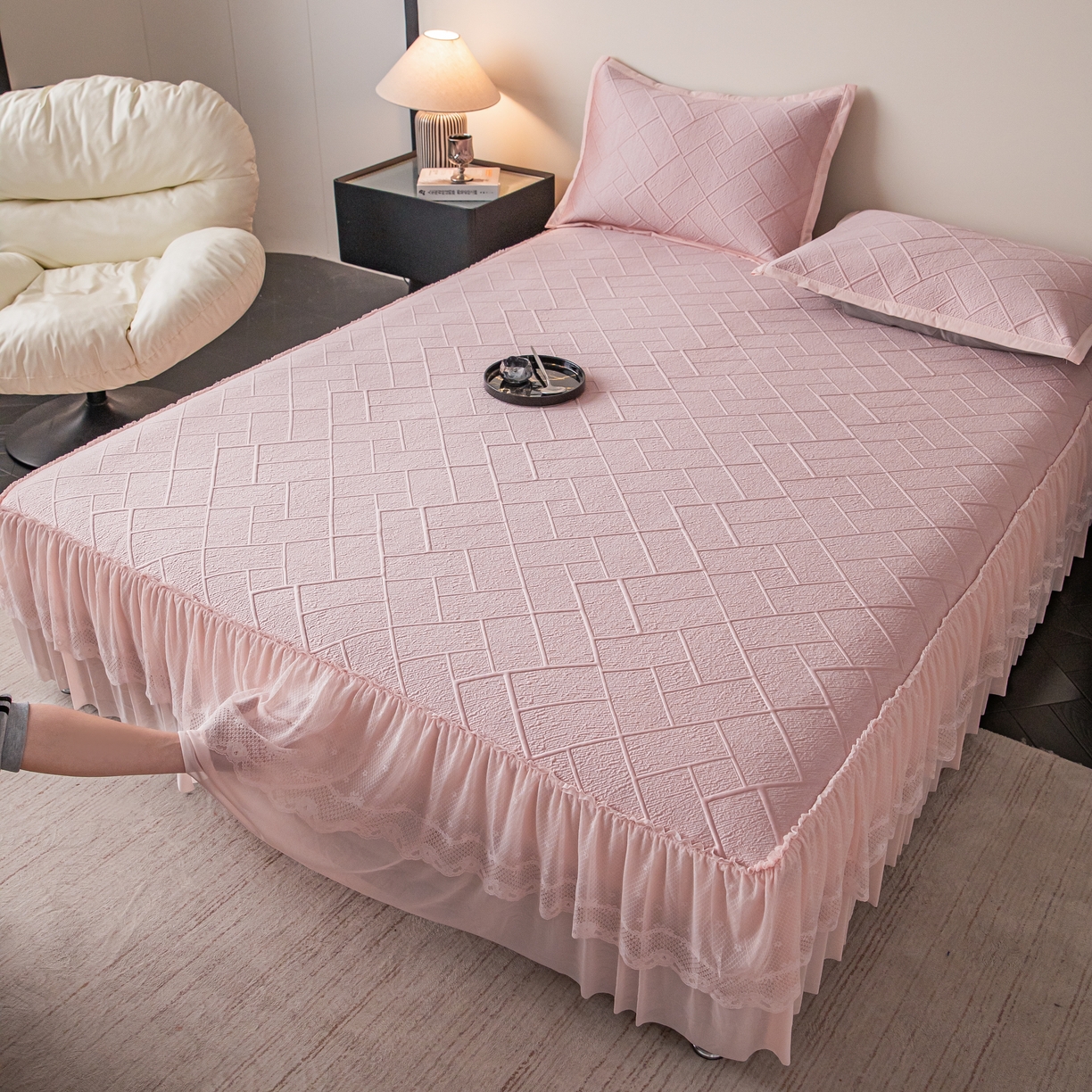 91家纺网 家纺一手货源 找家纺 栩裕纺织 2026新款清纱菱纹床裙款豆豆席凉席 樱花粉