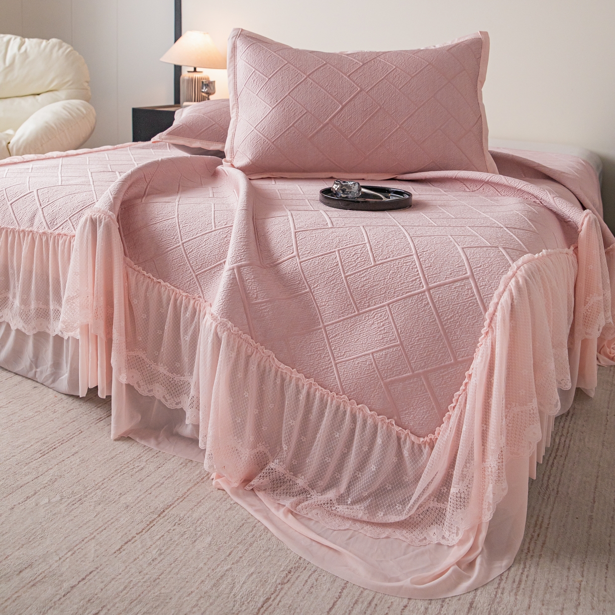 91家纺网 家纺一手货源 找家纺 栩裕纺织 2026新款清纱菱纹床裙款豆豆席凉席 樱花粉