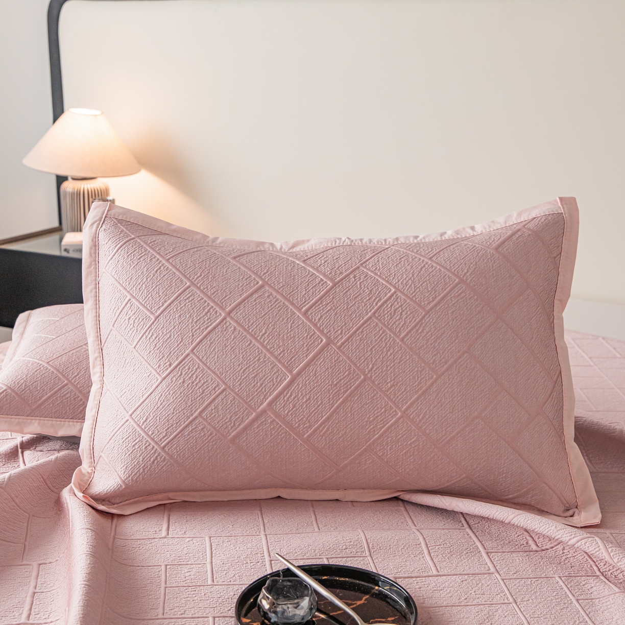 91家纺网 家纺一手货源 找家纺 栩裕纺织 2026新款清纱菱纹床裙款豆豆席凉席 樱花粉