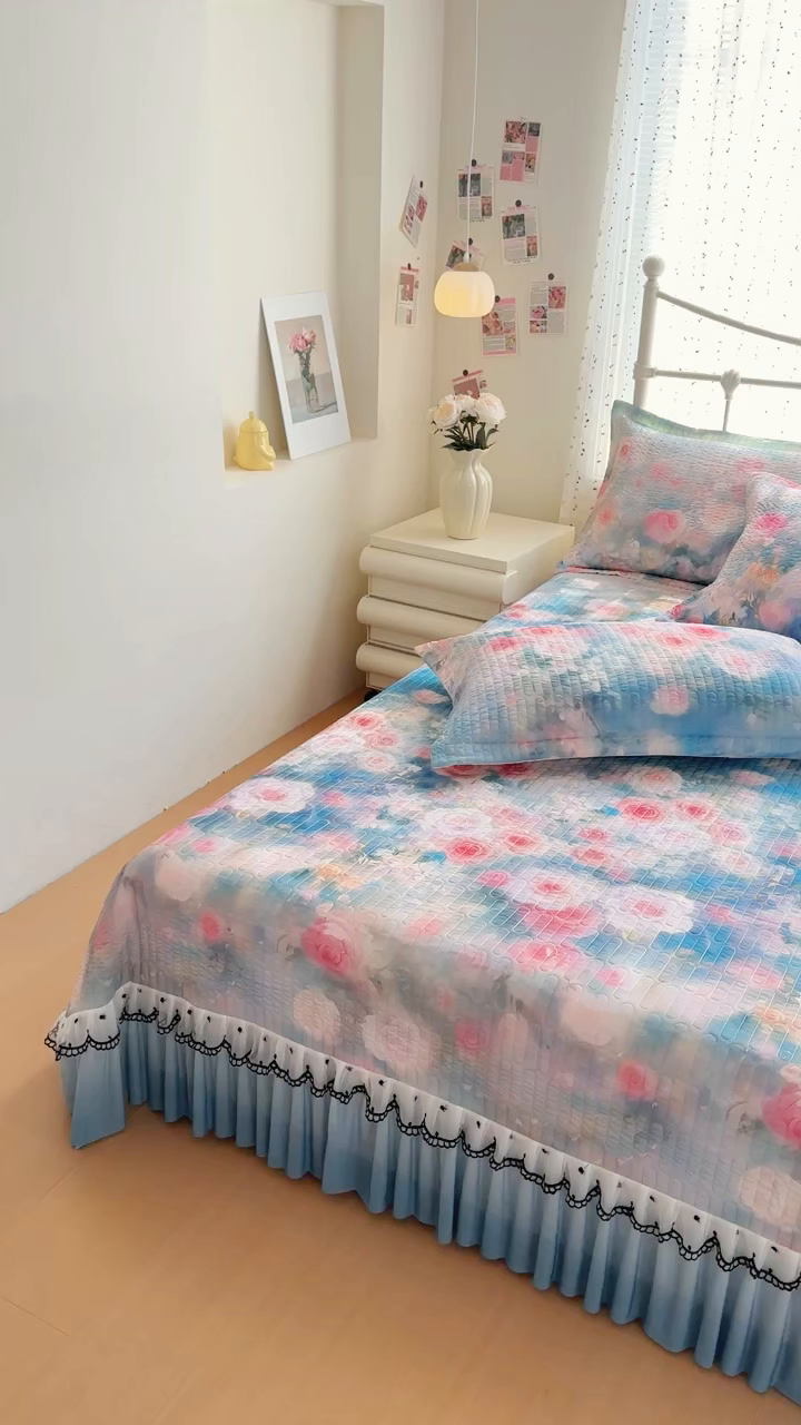 91家纺网 家纺一手货源 找家纺 鑫利来家纺 2026新款凉感丝小冰皮软凉席三件套蕾丝花边床裙款养生空调席子三件套单凉席 陌上玫瑰