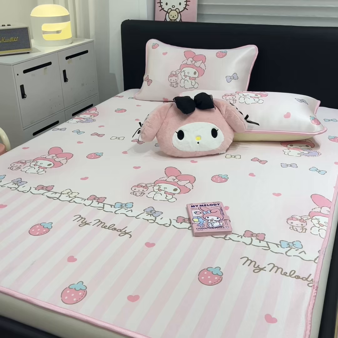 91家纺网 家纺一手货源 找家纺 暮思家居 2026新款三丽鸥正版授权数码印花A类可机洗1200D冰丝凉席三件套平铺款系列 平铺款-洋娃娃美乐蒂