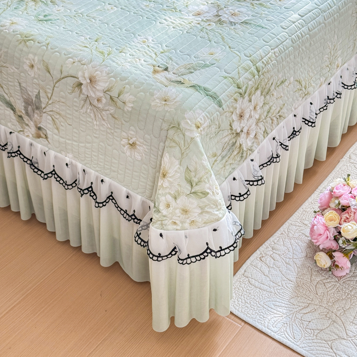 91家纺网 家纺一手货源 找家纺 鑫利来家纺 2026新款凉感丝小冰皮软凉席三件套蕾丝花边床裙款养生空调席子三件套单凉席 鸟语花香