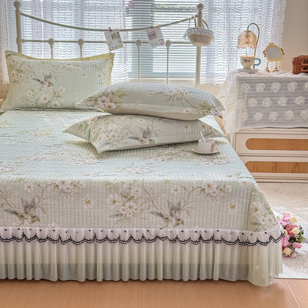 91家纺网 家纺一手货源 找家纺 鑫利来家纺 2026新款凉感丝小冰皮软凉席三件套蕾丝花边床裙款养生空调席子三件套单凉席 鸟语花香