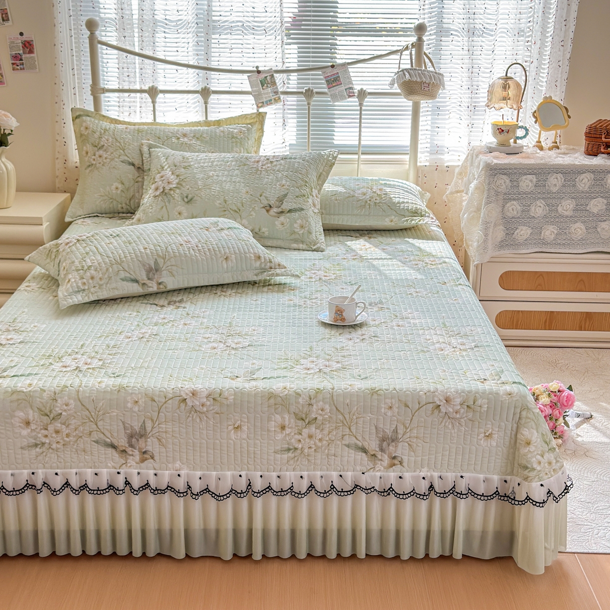 91家纺网 家纺一手货源 找家纺 鑫利来家纺 2026新款凉感丝小冰皮软凉席三件套蕾丝花边床裙款养生空调席子三件套单凉席 鸟语花香