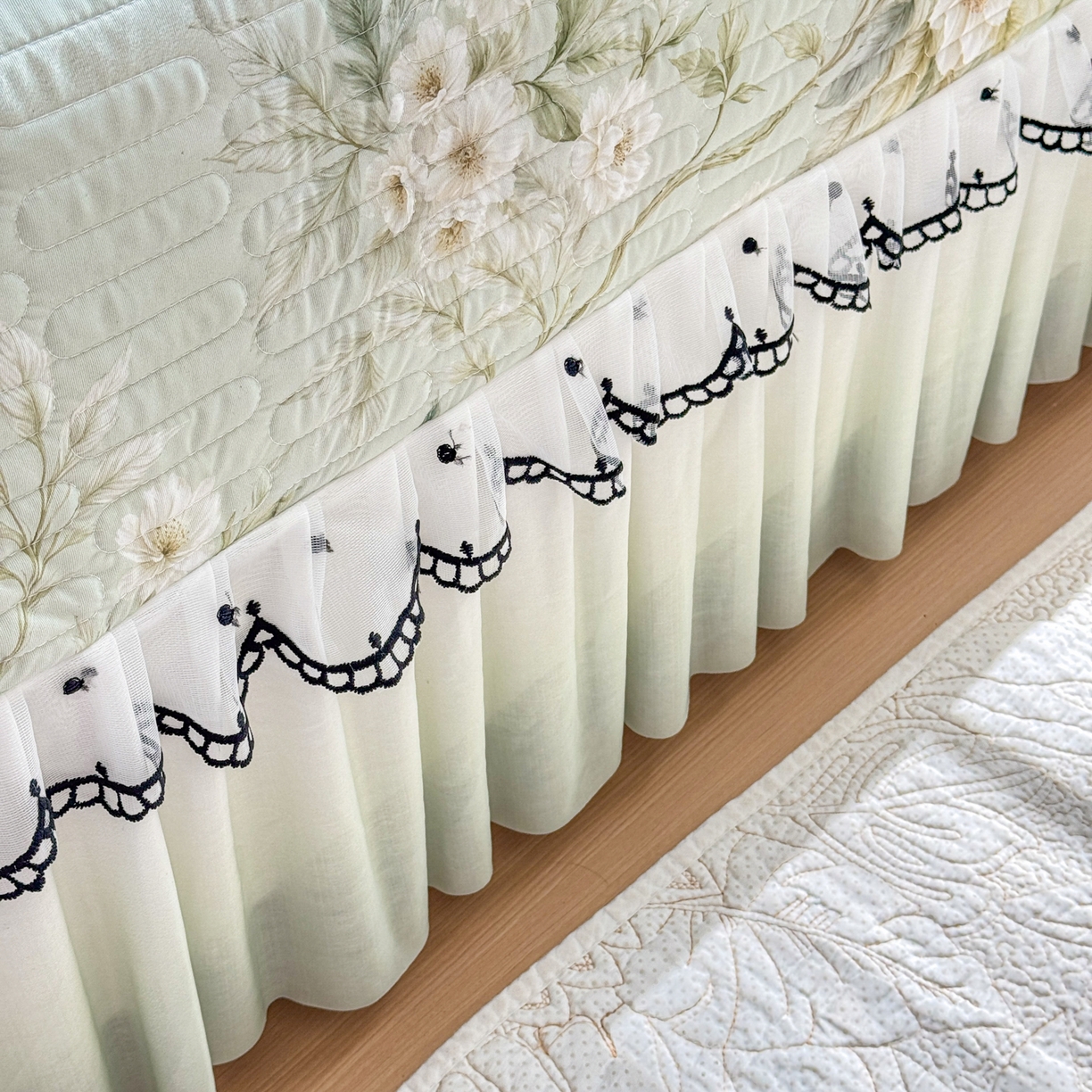 91家纺网 家纺一手货源 找家纺 鑫利来家纺 2026新款凉感丝小冰皮软凉席三件套蕾丝花边床裙款养生空调席子三件套单凉席 鸟语花香