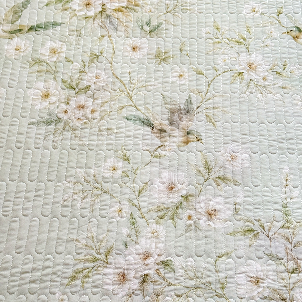 91家纺网 家纺一手货源 找家纺 鑫利来家纺 2026新款凉感丝小冰皮软凉席三件套蕾丝花边床裙款养生空调席子三件套单凉席 鸟语花香