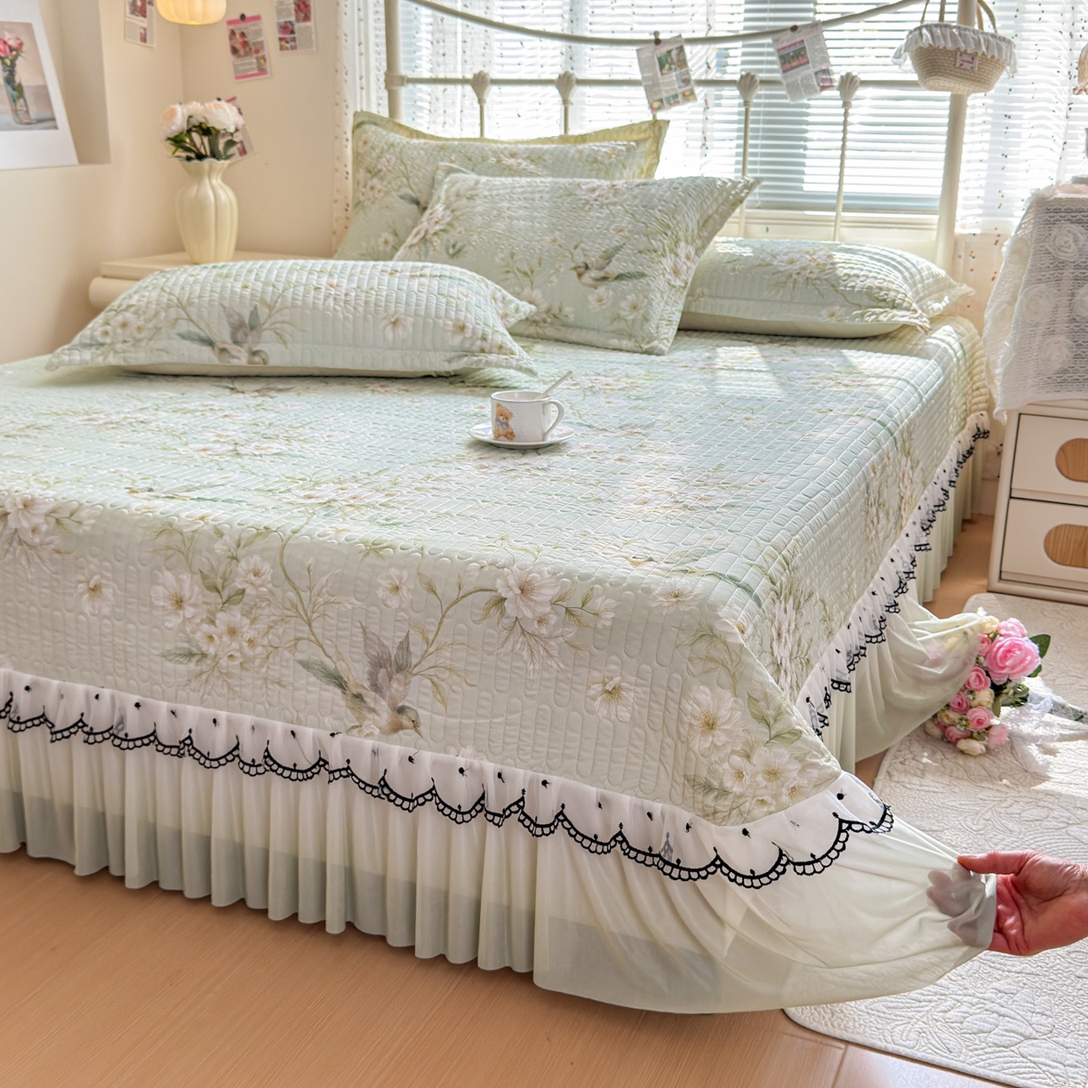 91家纺网 家纺一手货源 找家纺 鑫利来家纺 2026新款凉感丝小冰皮软凉席三件套蕾丝花边床裙款养生空调席子三件套单凉席 鸟语花香