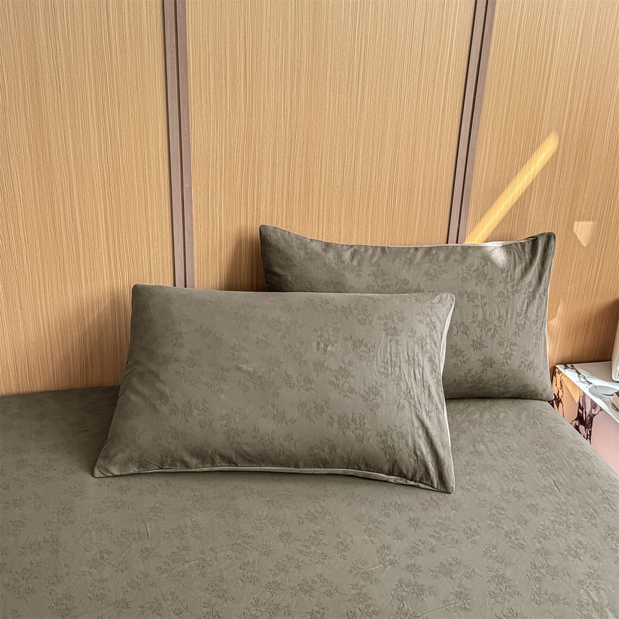 91家纺网 家纺一手货源 找家纺 灰鲸 2026新款全棉简约三层纱色织提花单品床单 花影-摩卡