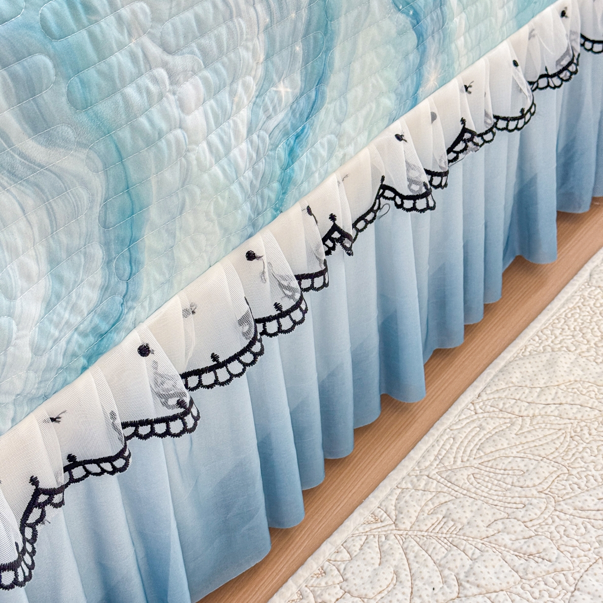 91家纺网 家纺一手货源 找家纺 鑫利来家纺 2026新款凉感丝小冰皮软凉席三件套蕾丝花边床裙款养生空调席子三件套单凉席 星河