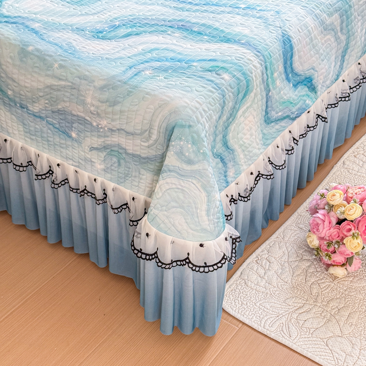 91家纺网 家纺一手货源 找家纺 鑫利来家纺 2026新款凉感丝小冰皮软凉席三件套蕾丝花边床裙款养生空调席子三件套单凉席 星河