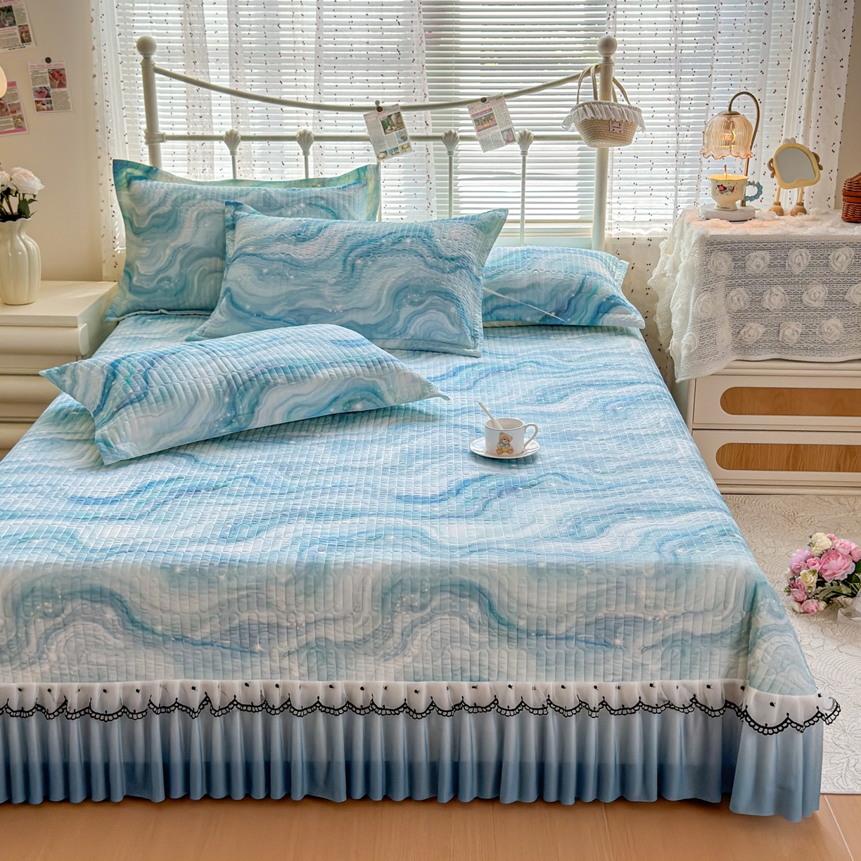 91家纺网 家纺一手货源 找家纺 鑫利来家纺 2026新款凉感丝小冰皮软凉席三件套蕾丝花边床裙款养生空调席子三件套单凉席 星河