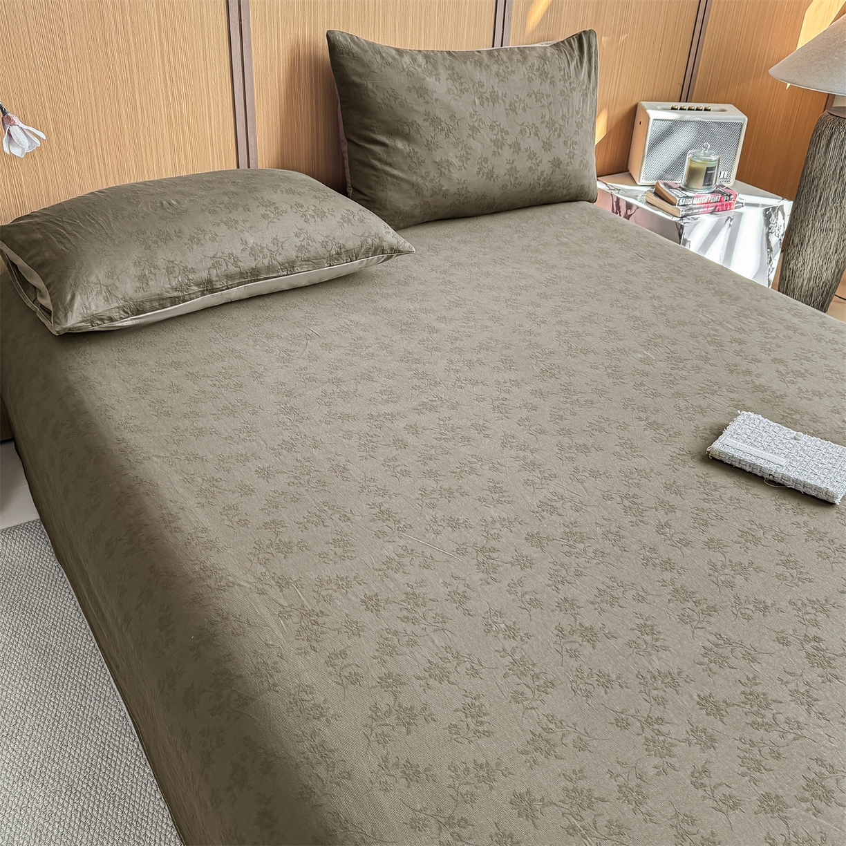 91家纺网 家纺一手货源 找家纺 灰鲸 2026新款全棉简约三层纱色织提花单品床单 花影-摩卡