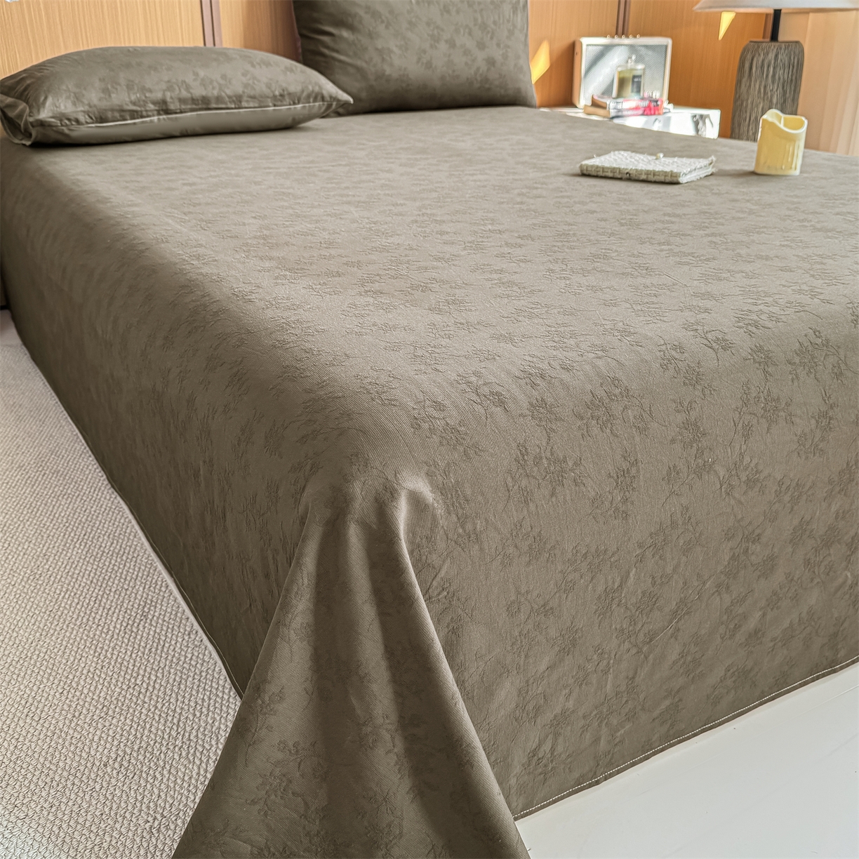 91家纺网 家纺一手货源 找家纺 灰鲸 2026新款全棉简约三层纱色织提花单品床单 花影-摩卡