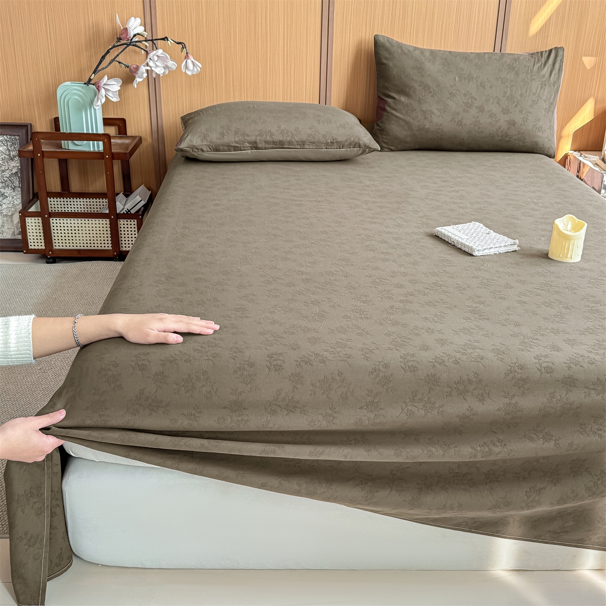 91家纺网 家纺一手货源 找家纺 灰鲸 2026新款全棉简约三层纱色织提花单品床单 花影-摩卡