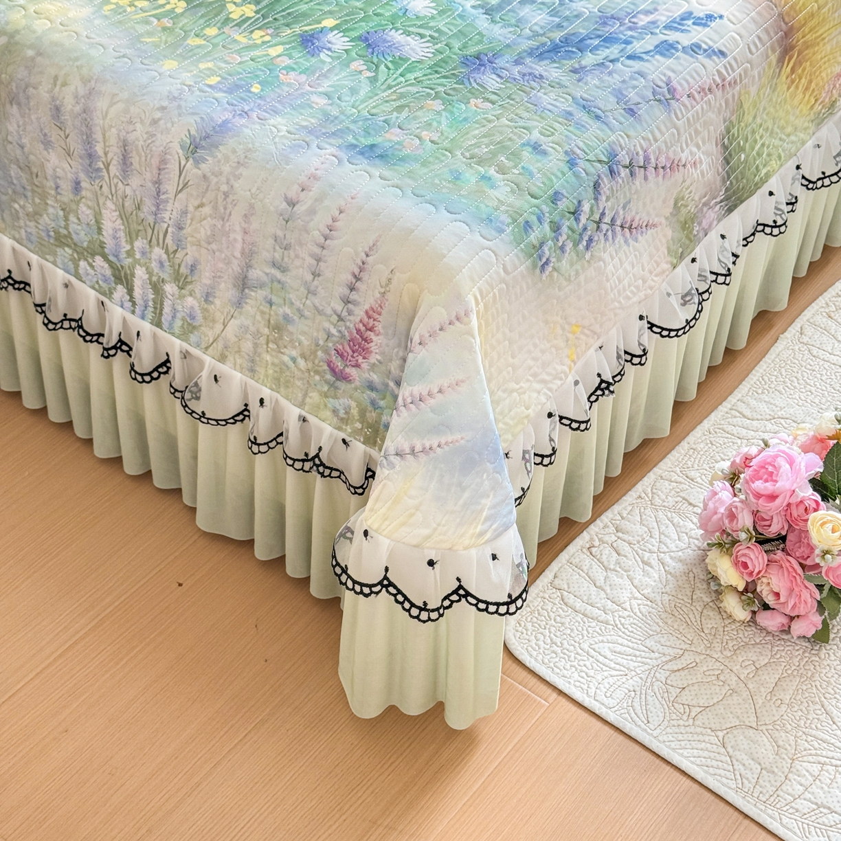 91家纺网 家纺一手货源 找家纺 鑫利来家纺 2026新款凉感丝小冰皮软凉席三件套蕾丝花边床裙款养生空调席子三件套单凉席 紫熏