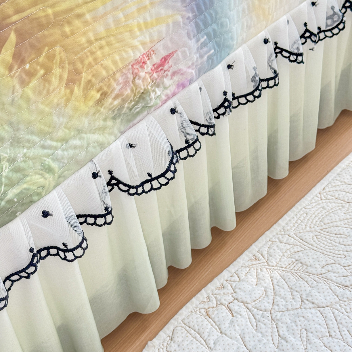 91家纺网 家纺一手货源 找家纺 鑫利来家纺 2026新款凉感丝小冰皮软凉席三件套蕾丝花边床裙款养生空调席子三件套单凉席 紫熏