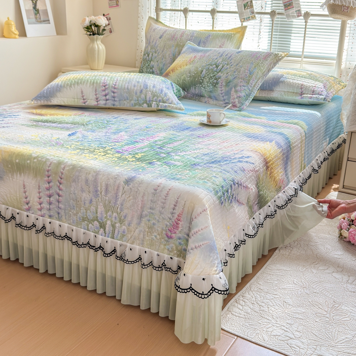 91家纺网 家纺一手货源 找家纺 鑫利来家纺 2026新款凉感丝小冰皮软凉席三件套蕾丝花边床裙款养生空调席子三件套单凉席 紫熏