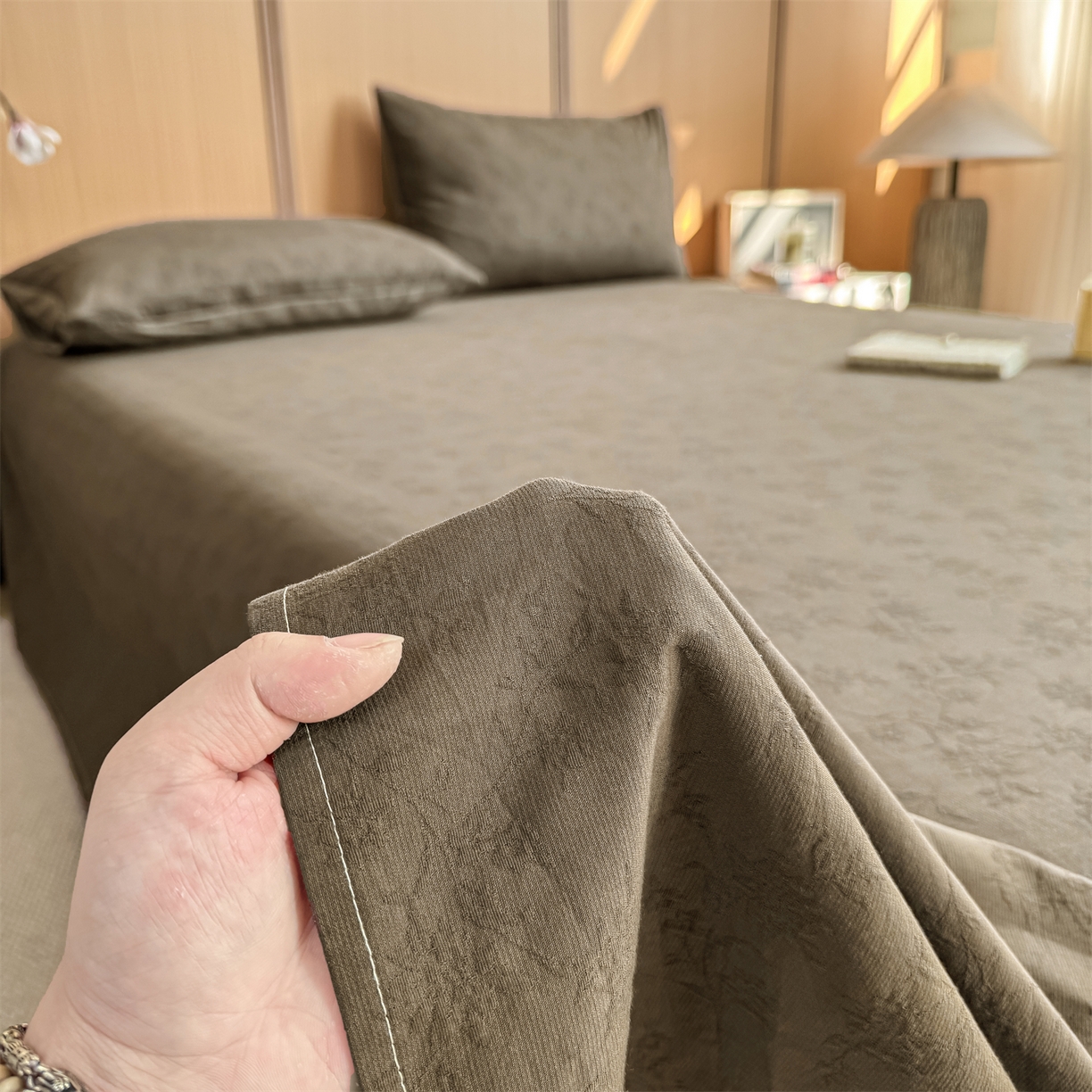 91家纺网 家纺一手货源 找家纺 灰鲸 2026新款全棉简约三层纱色织提花单品床单 花影-摩卡