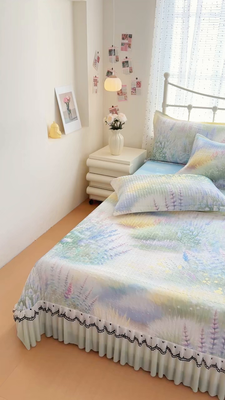 91家纺网 家纺一手货源 找家纺 鑫利来家纺 2026新款凉感丝小冰皮软凉席三件套蕾丝花边床裙款养生空调席子三件套单凉席 紫熏