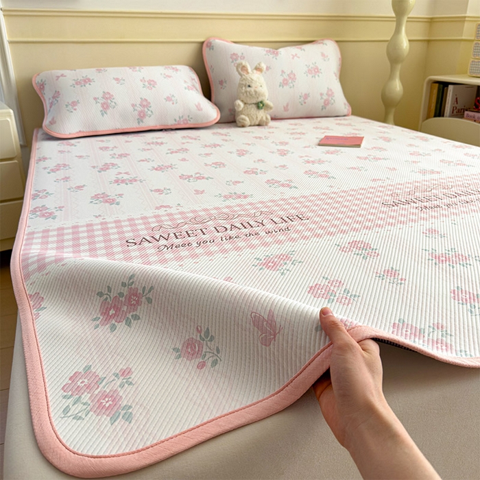 91家纺网 家纺一手货源 找家纺 几禾 2026新款卡通印花凉感凉豆豆凉席系列 粉色花海--床席款