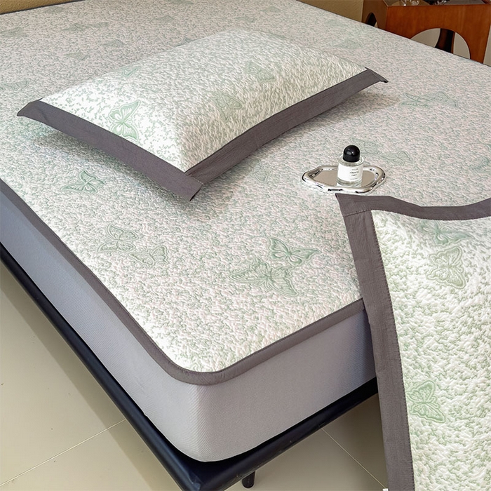 91家纺网 家纺一手货源 找家纺 几禾 2026新款凉感抗菌提花豆豆凉席蝶舞花语 床笠-蝶舞花语-森林绿