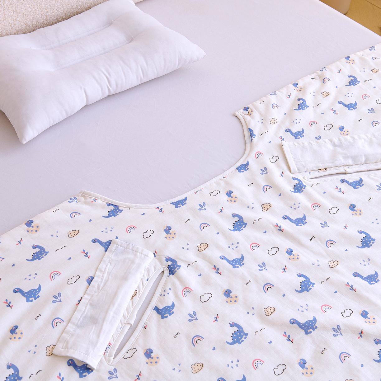 91家纺网 家纺一手货源 找家纺 拾小柒 2026新款全棉双层纱多功能防踢被 恐龙乐园