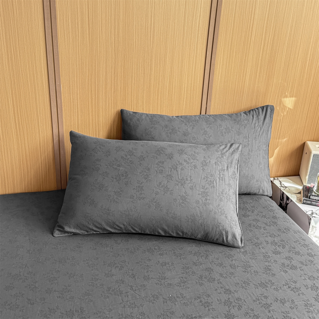 91家纺网 家纺一手货源 找家纺 灰鲸 2026新款全棉简约三层纱色织提花单品床单 花影-素墨