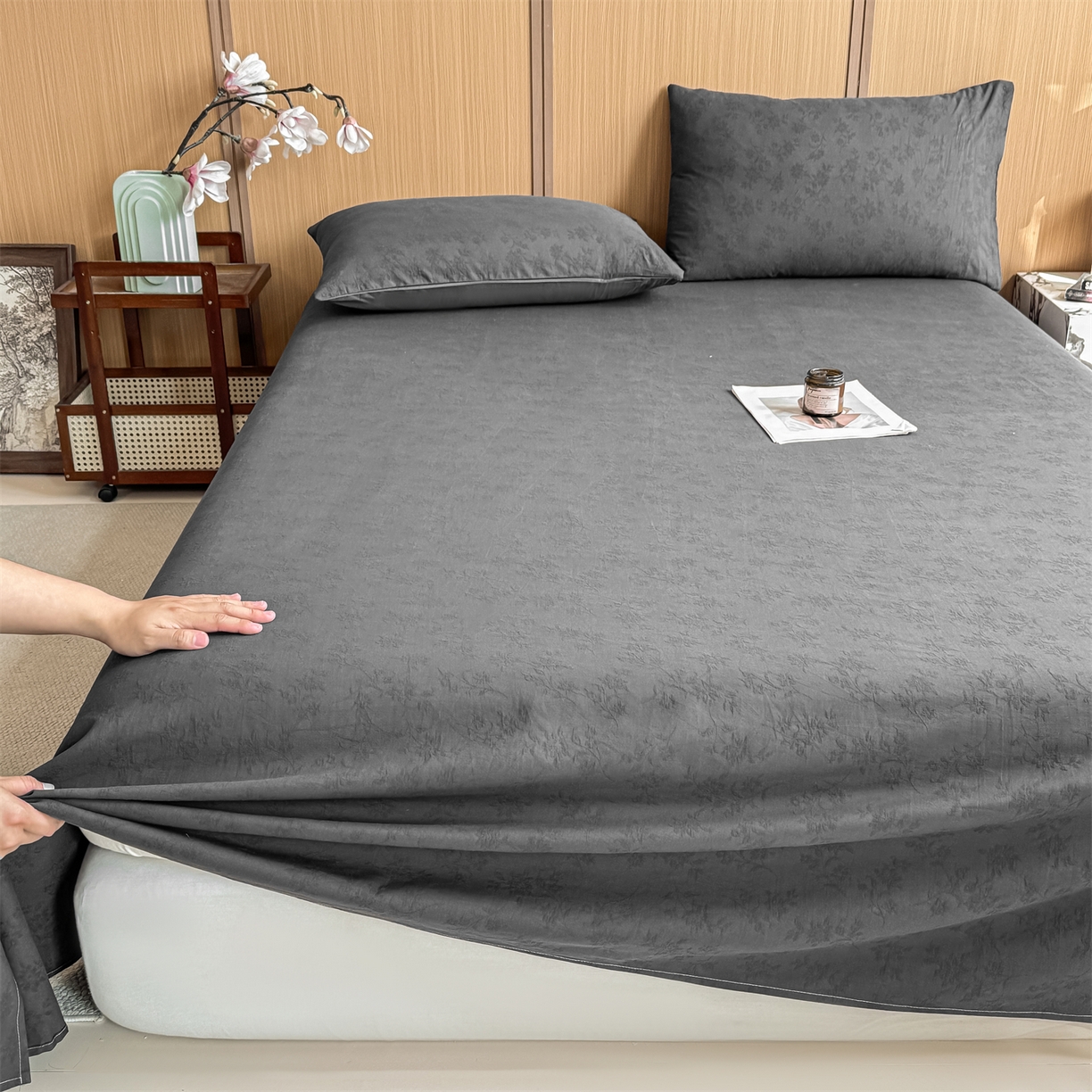 91家纺网 家纺一手货源 找家纺 灰鲸 2026新款全棉简约三层纱色织提花单品床单 花影-素墨