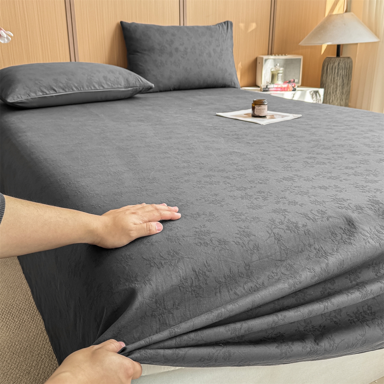 91家纺网 家纺一手货源 找家纺 灰鲸 2026新款全棉简约三层纱色织提花单品床单 花影-素墨