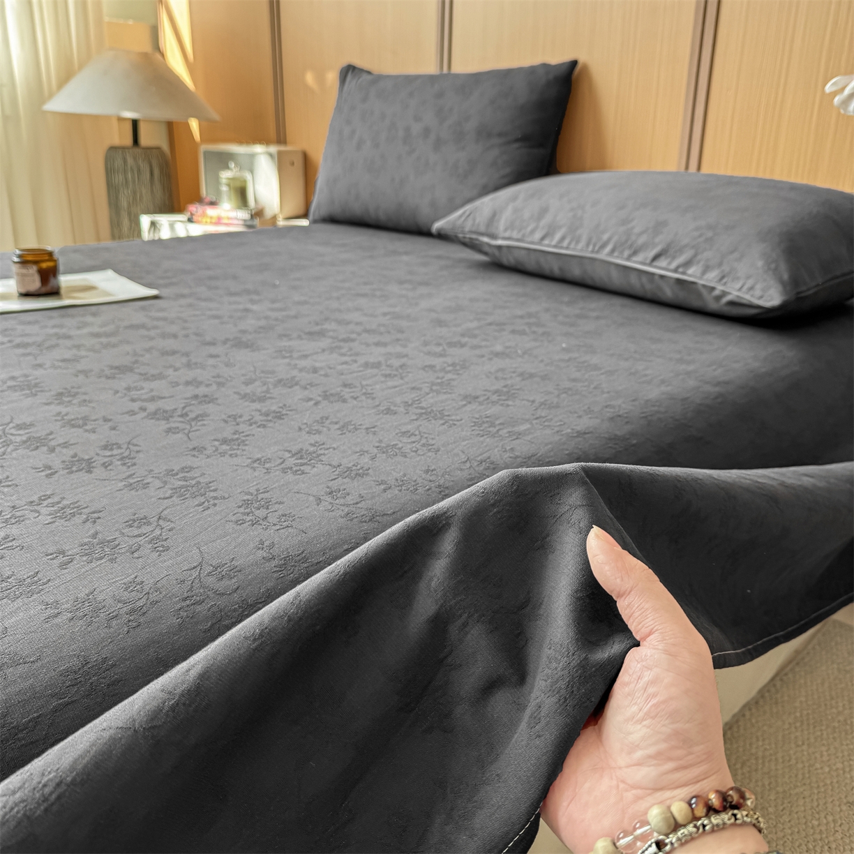 91家纺网 家纺一手货源 找家纺 灰鲸 2026新款全棉简约三层纱色织提花单品床单 花影-素墨