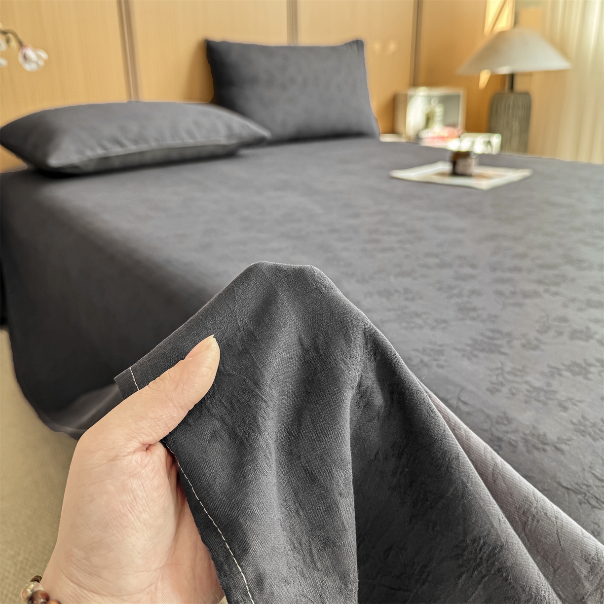 91家纺网 家纺一手货源 找家纺 灰鲸 2026新款全棉简约三层纱色织提花单品床单 花影-素墨