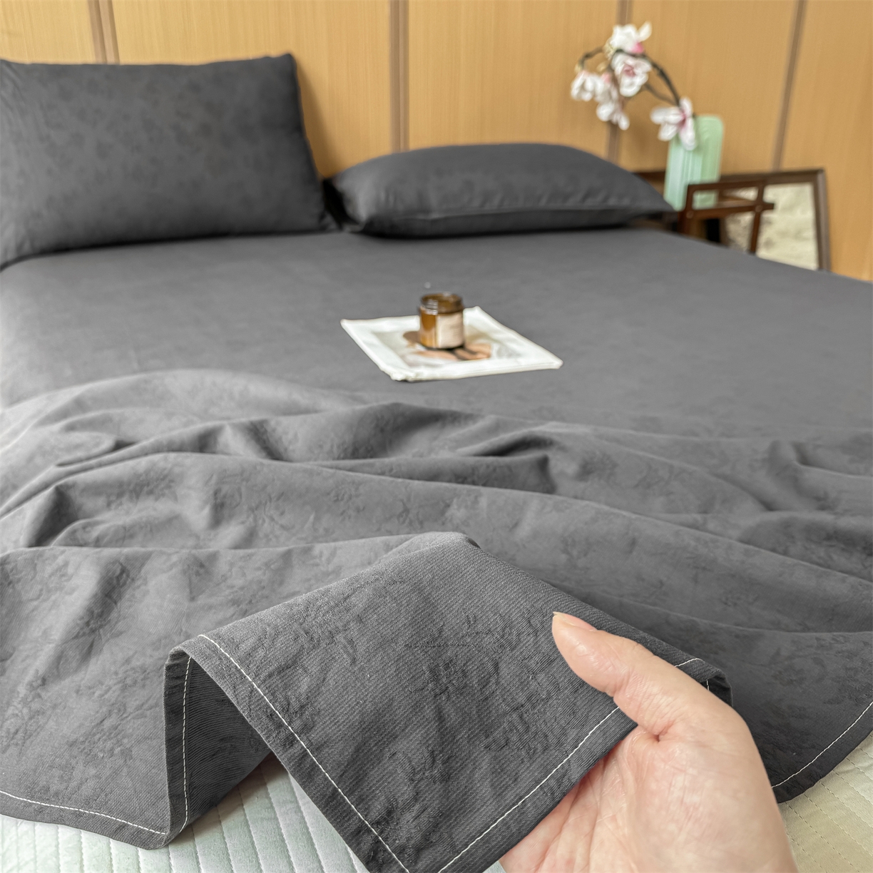 91家纺网 家纺一手货源 找家纺 灰鲸 2026新款全棉简约三层纱色织提花单品床单 花影-素墨
