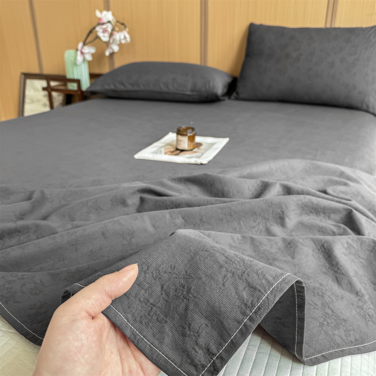 91家纺网 家纺一手货源 找家纺 灰鲸 2026新款全棉简约三层纱色织提花单品床单 花影-素墨