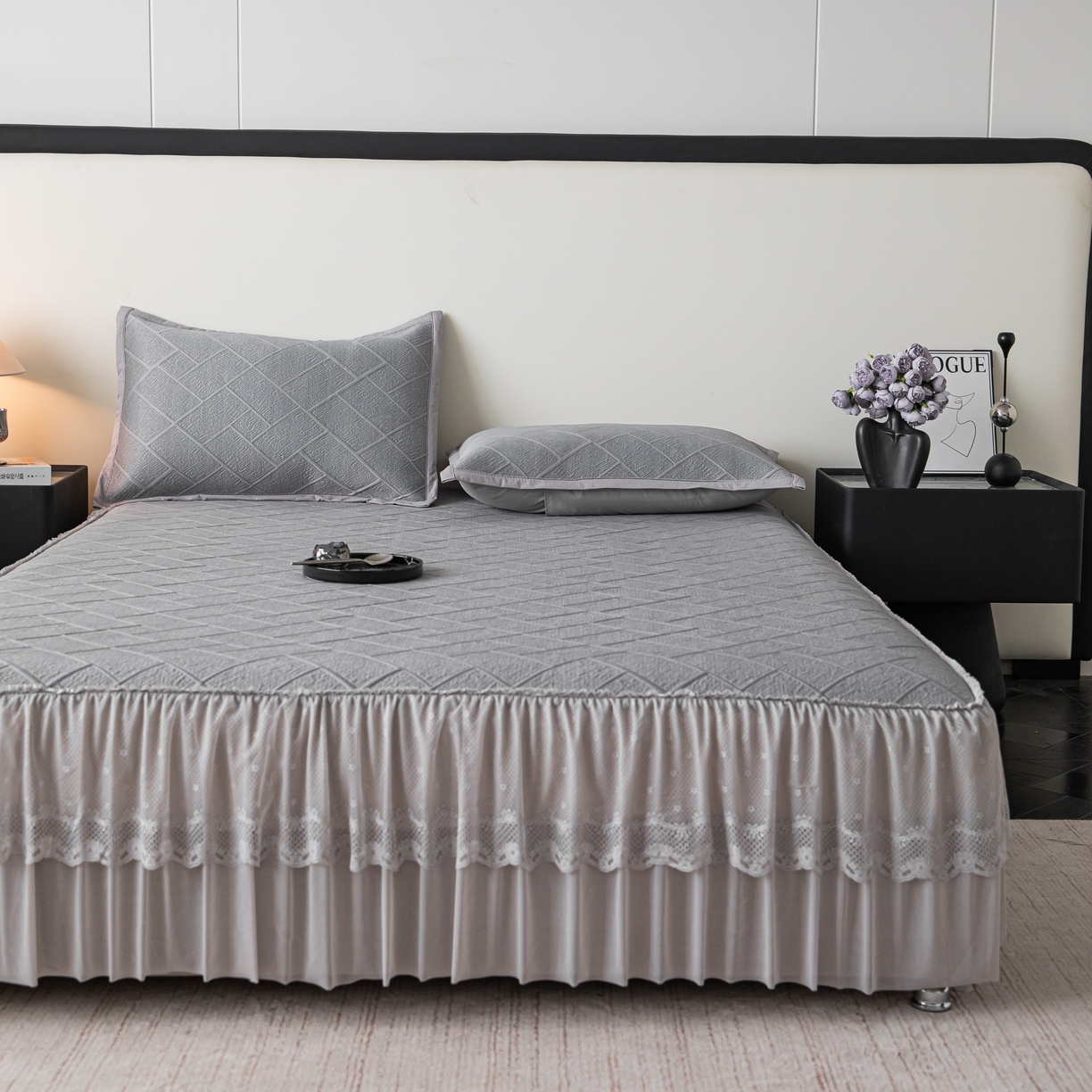 91家纺网 家纺一手货源 找家纺 栩裕纺织 2026新款清纱菱纹床裙款豆豆席凉席 高级灰