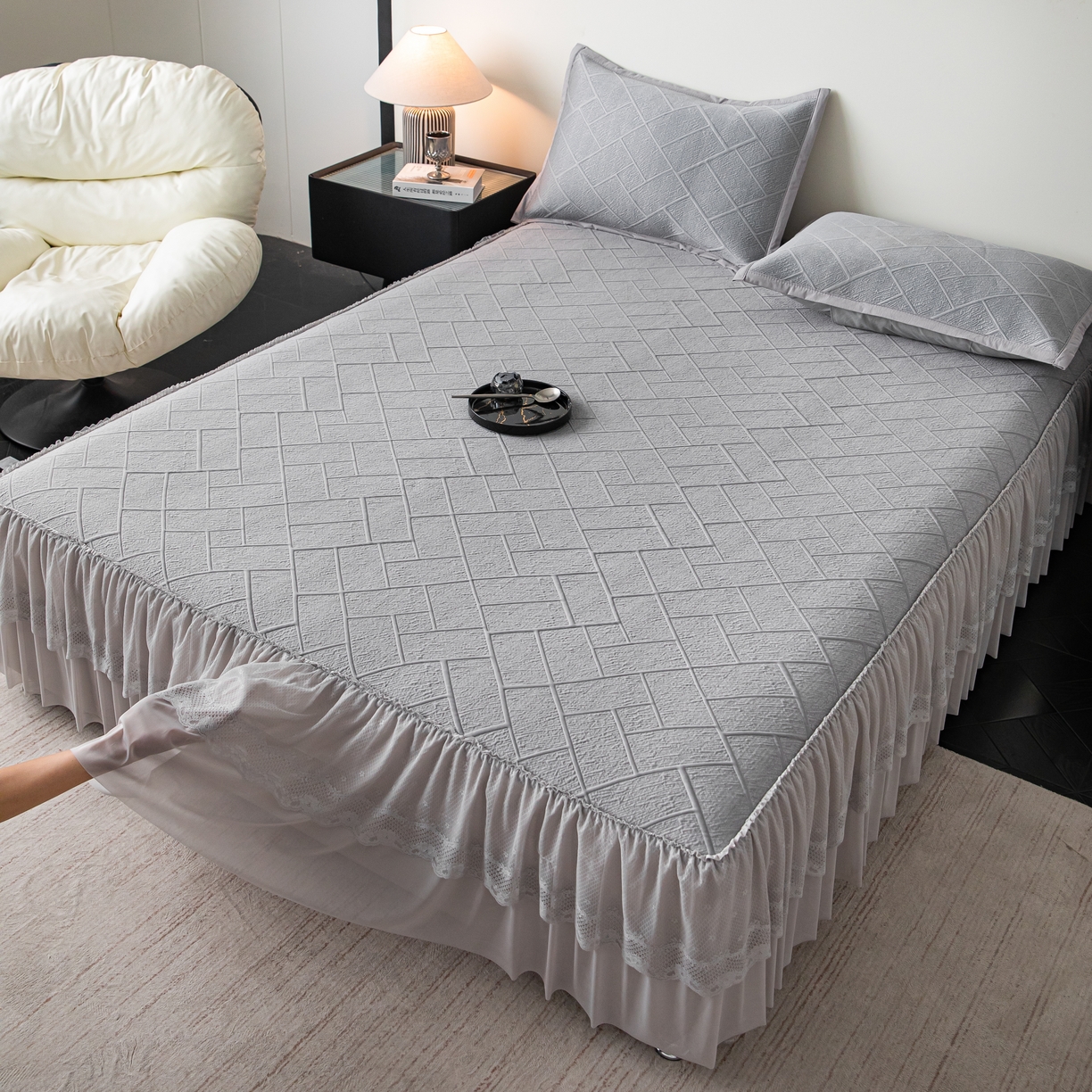 91家纺网 家纺一手货源 找家纺 栩裕纺织 2026新款清纱菱纹床裙款豆豆席凉席 高级灰