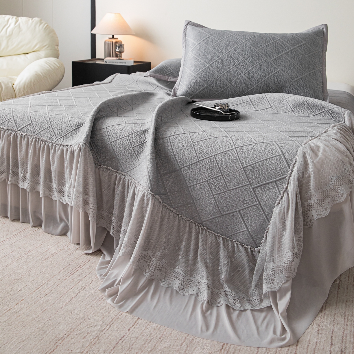 91家纺网 家纺一手货源 找家纺 栩裕纺织 2026新款清纱菱纹床裙款豆豆席凉席 高级灰