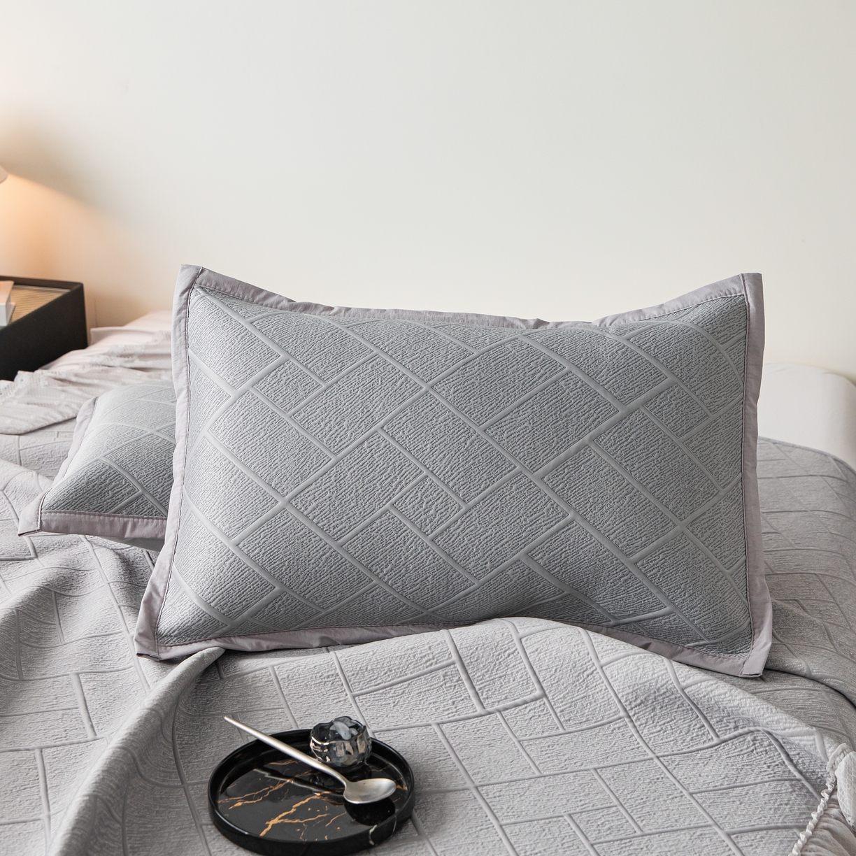 91家纺网 家纺一手货源 找家纺 栩裕纺织 2026新款清纱菱纹床裙款豆豆席凉席 高级灰