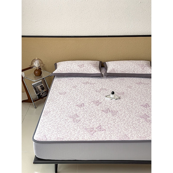 91家纺网 家纺一手货源 找家纺 几禾 2026新款凉感抗菌提花豆豆凉席蝶舞花语 床笠-蝶舞花语-雾雅紫