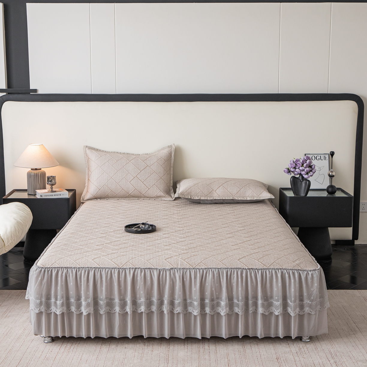 91家纺网 家纺一手货源 找家纺 栩裕纺织 2026新款清纱菱纹床裙款豆豆席凉席 卡其色