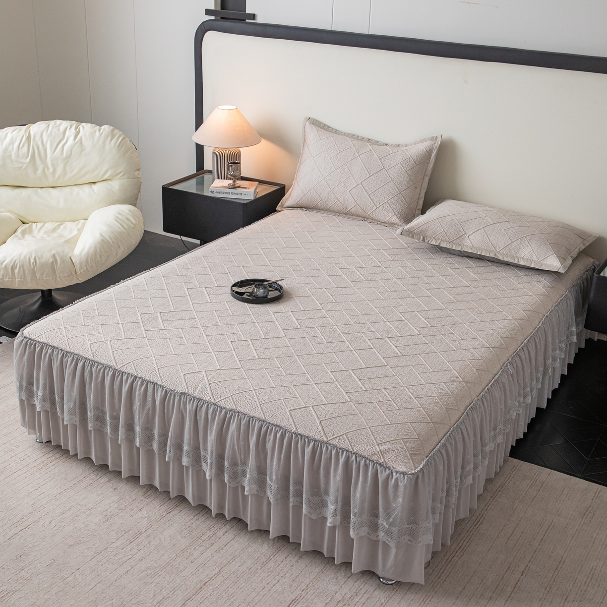 91家纺网 家纺一手货源 找家纺 栩裕纺织 2026新款清纱菱纹床裙款豆豆席凉席 卡其色