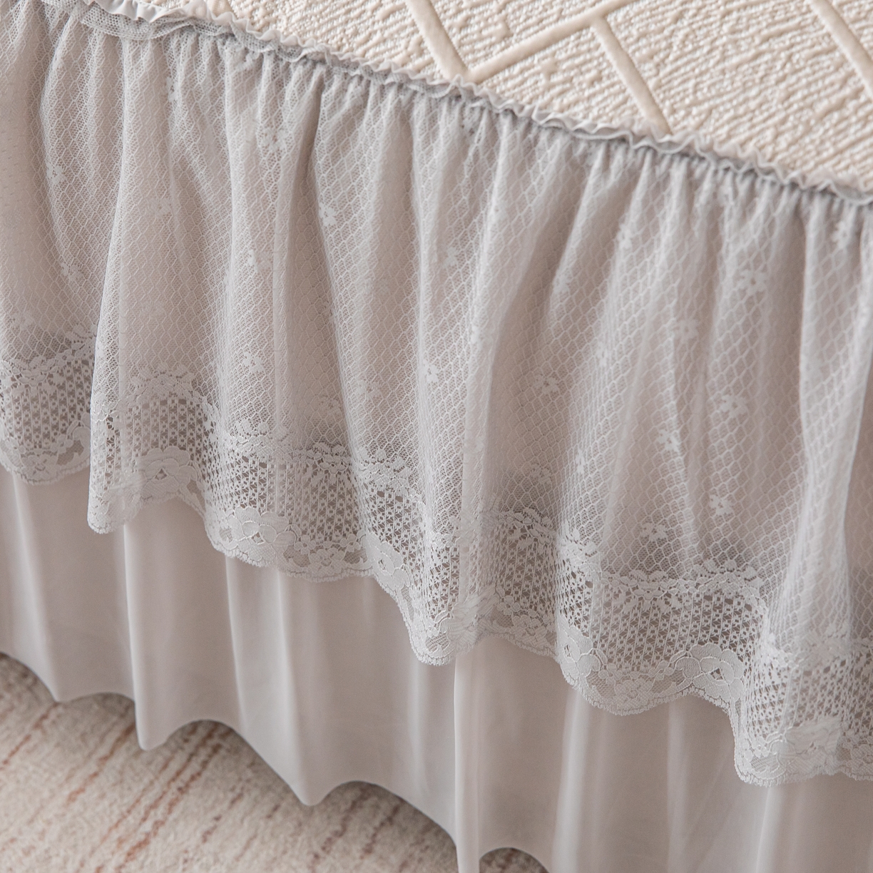 91家纺网 家纺一手货源 找家纺 栩裕纺织 2026新款清纱菱纹床裙款豆豆席凉席 卡其色