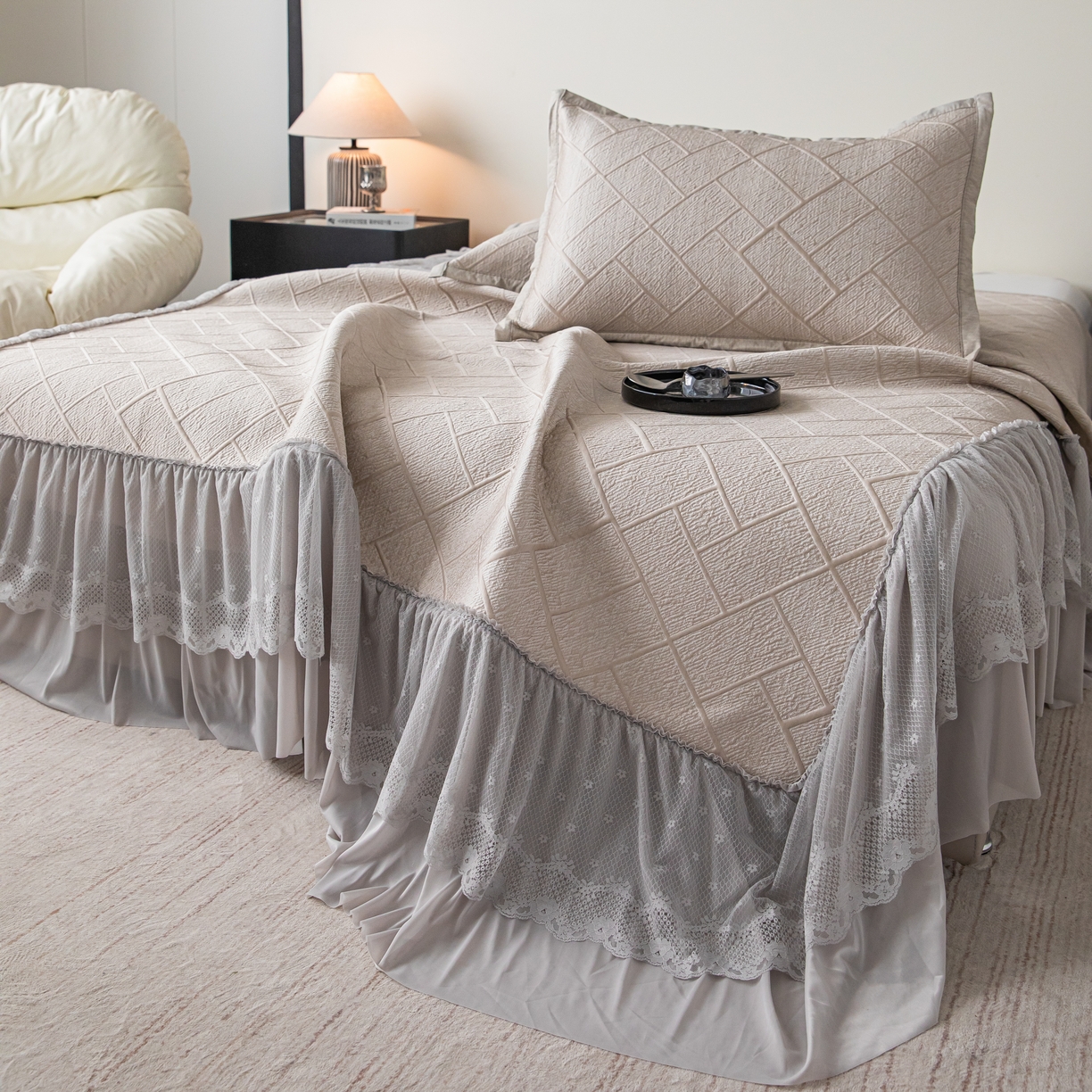 91家纺网 家纺一手货源 找家纺 栩裕纺织 2026新款清纱菱纹床裙款豆豆席凉席 卡其色