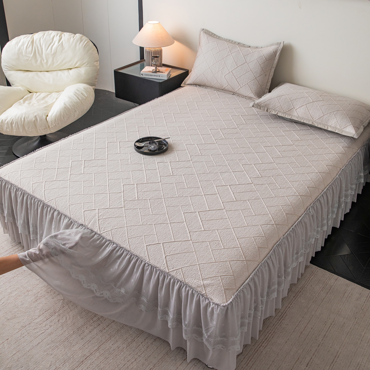 91家纺网 家纺一手货源 找家纺 栩裕纺织 2026新款清纱菱纹床裙款豆豆席凉席 卡其色