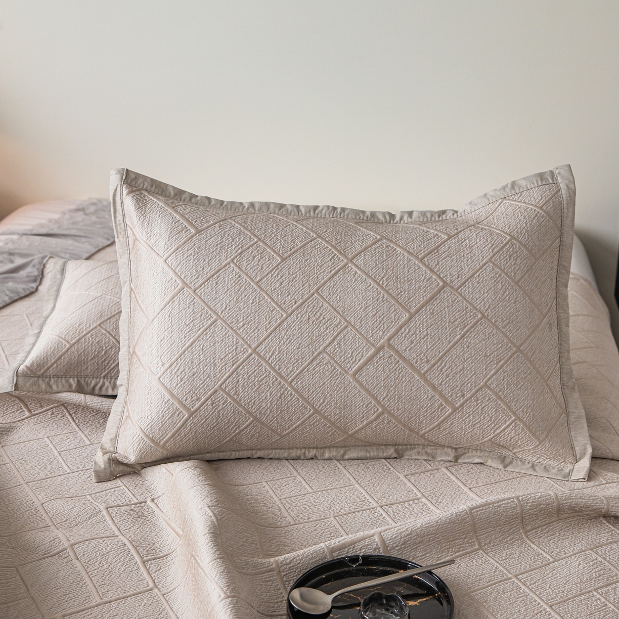 91家纺网 家纺一手货源 找家纺 栩裕纺织 2026新款清纱菱纹床裙款豆豆席凉席 卡其色