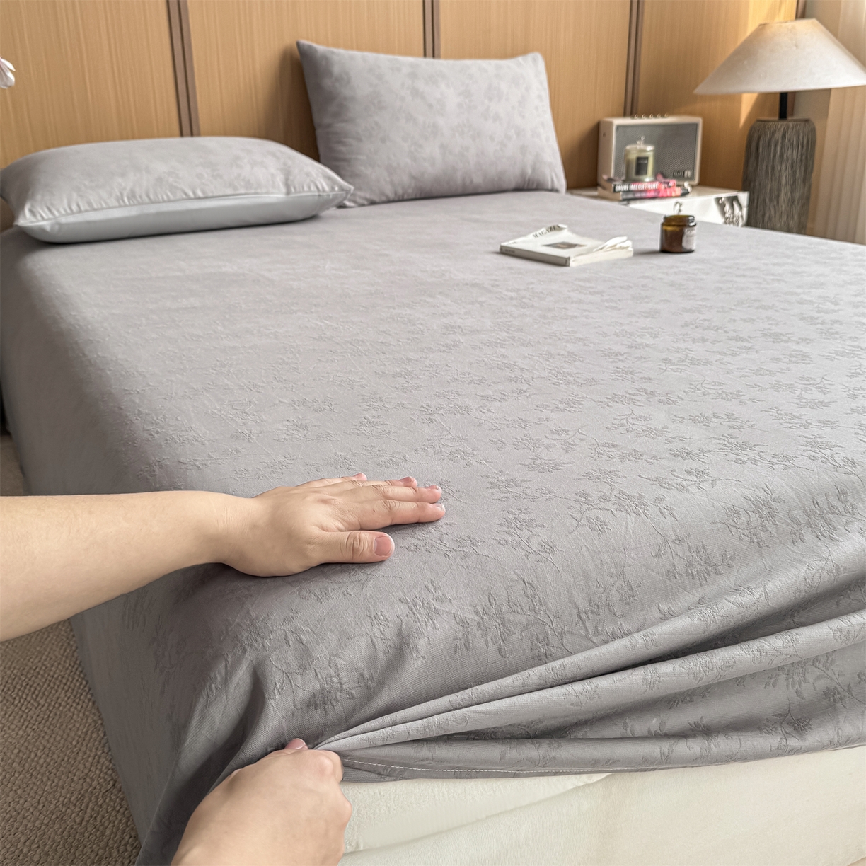 91家纺网 家纺一手货源 找家纺 灰鲸 2026新款全棉简约三层纱色织提花单品床单 花影-雾灰