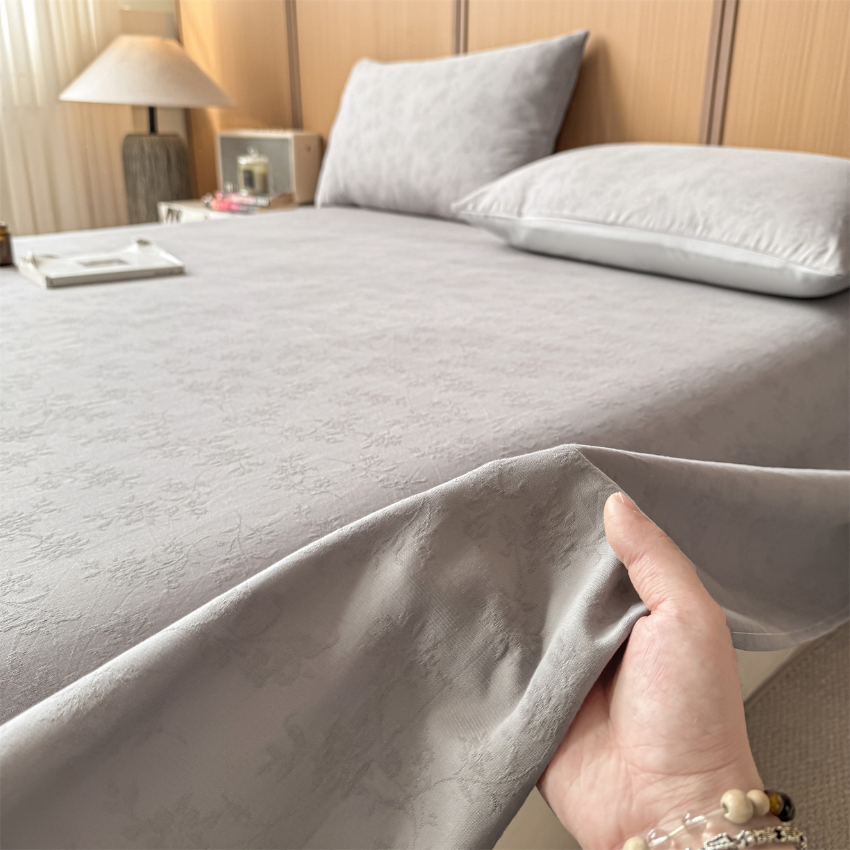 91家纺网 家纺一手货源 找家纺 灰鲸 2026新款全棉简约三层纱色织提花单品床单 花影-雾灰